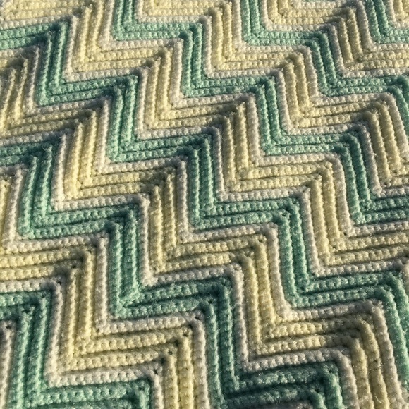 Handmade Knitted Chevron Pattern Baby Blanket - Picture 2 of 6